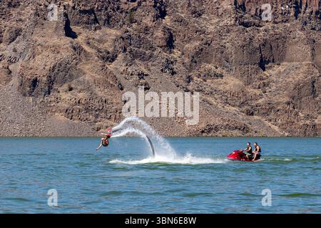 Cove Palisades State Park, Oregon, USA - 1. September 2018: Eine Person Flyboarding auf dem See, mit zwei Personen auf einem Jet-Ski in der Nähe. Stockfoto
