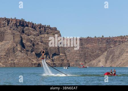 Cove Palisades State Park, Oregon, USA - 1. September 2018: Ein Flyboarder schwingt über dem See, angetrieben von Wasserstrahlen. Stockfoto