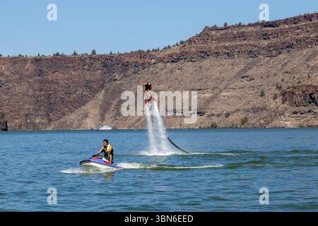 Cove Palisades State Park, Oregon, USA - 1. September 2018: Ein Mann fliegt über einem See, angetrieben von Wasserstrahlen. Stockfoto