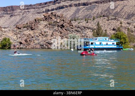Cove Palisades State Park, Oregon, USA - 1. September 2018: Ein Mann fliegt auf dem See, während er von einem Jet-Ski gezogen wird. Stockfoto