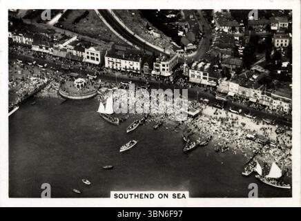 Blick aus der Vogelperspektive auf Southend-on-Sea in Essex, England, einem beliebten Badeort. Aus der Zigarettenkartenserie „Britain from the Air“, die 1939 von J.A. Pattreiouex Ltd. Veröffentlicht wurde, einem in Manchester ansässigen Tabakunternehmen, das für die Produktion von Senior Service Zigaretten bekannt ist. Zu dieser Zeit gehörte das Unternehmen Gallagher's Stockfoto