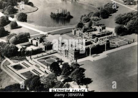 Aus der Vogelperspektive des Blenheim Palace in Woodstock, nahe Oxford, England - ein architektonisches Meisterwerk von Vanburgh. Aus der Zigarettenkartenserie „Britain from the Air“, die 1939 von J.A. Pattreiouex Ltd. Veröffentlicht wurde, einem in Manchester ansässigen Tabakunternehmen, das für die Produktion von Senior Service Zigaretten bekannt ist. Zu dieser Zeit gehörte das Unternehmen Gallagher's Stockfoto