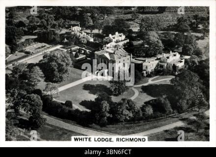 Die White Lodge, Richmond, Surrey, England aus der Vogelperspektive, einschließlich eines großen Teils des Richmond Parks, der einen Umfang von mehr als 10 Meilen hatte. Aus der Zigarettenkartenserie „Britain from the Air“, die 1939 von J.A. Pattreiouex Ltd. Veröffentlicht wurde, einem in Manchester ansässigen Tabakunternehmen, das für die Produktion von Senior Service Zigaretten bekannt ist. Zu dieser Zeit gehörte das Unternehmen Gallagher's Stockfoto