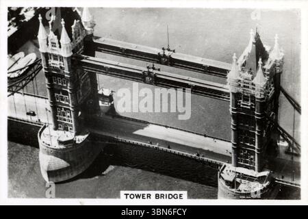 Aus der Vogelperspektive der Tower Bridge in London, England, die die City Corporation vor ihrer Eröffnung im Jahr 1894 eineinhalb Millionen Pfund Kosten musste. Aus der Zigarettenkartenserie „Britain from the Air“, die 1939 von J.A. Pattreiouex Ltd. Veröffentlicht wurde, einem in Manchester ansässigen Tabakunternehmen, das für die Produktion von Senior Service Zigaretten bekannt ist. Zu dieser Zeit gehörte das Unternehmen Gallagher's Stockfoto