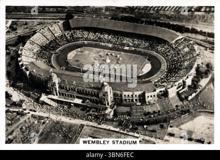 Aus der Vogelperspektive des Wembley Stadions, London, England - ursprünglich für die British Empire Exhibition 1924 gebaut, um 1939 für Rugby League, greyhound-Rennen, speedway und besondere Veranstaltungen genutzt. Aus der Zigarettenkartenserie „Britain from the Air“, die 1939 von J.A. Pattreiouex Ltd. Veröffentlicht wurde, einem in Manchester ansässigen Tabakunternehmen, das für die Produktion von Senior Service Zigaretten bekannt ist. Zu dieser Zeit gehörte das Unternehmen Gallagher's Stockfoto