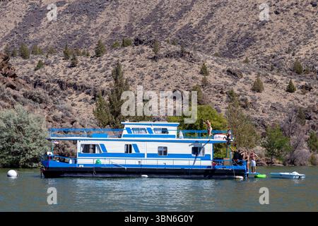 Cove Palisades State Park, Oregon, USA - 1. September 2018: Die Menschen springen von der Spitze eines Hausbootes in den See, um Spaß und Erholung zu genießen. Stockfoto