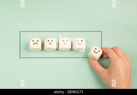 Traurig bis glücklich lächelndes Gesicht laden, geistige Gesundheit, Einstellung, positiver und negativer Geist, beeinflussen Emotionen, Unterstützung und Depression Stockfoto