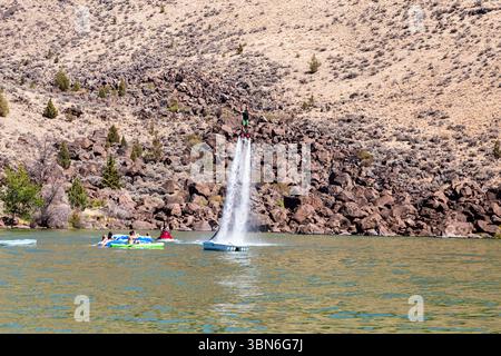 Cove Palisades State Park, Oregon, USA - 1. September 2018: Ein Fluggast auf dem See, während andere aus den Innenrohren beobachten. Stockfoto