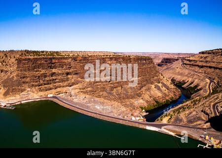 Cove Palisades State Park, Oregon, USA - 2. September 2018: Aus der Vogelperspektive zeigt der Round Butte Dam, der Wasserkraft liefert. Stockfoto