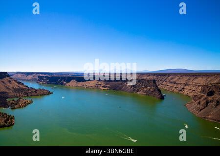 Cove Palisades State Park, Oregon, USA - 2. September 2018: Boote fahren auf dem Deschutes River unterhalb der Klippen. Besucher genießen das Wasser und die Landschaft. Stockfoto