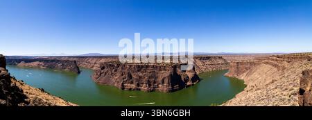 Cove Palisades State Park, Oregon, USA - 2. September 2018: Boote fahren auf dem Deschutes River unterhalb der Klippen. Besucher genießen die malerische Aussicht. Stockfoto