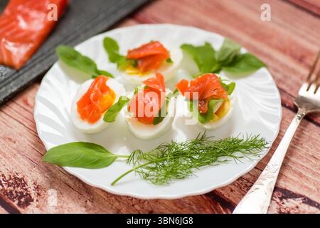 Kalte festliche Vorspeise von Eiern mit Fischscheiben. Stockfoto