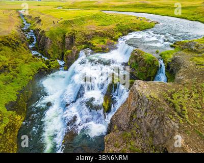 Blick von der Drohne auf den großen Fosslaug-Wasserfall, Island Stockfoto