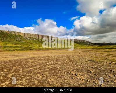 Fantastische Drohnenansicht der Basaltklippen von Gerduberg, Halbinsel Snæfellsnes, Island Stockfoto
