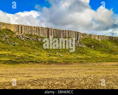 Fantastische Drohnenansicht der Basaltklippen von Gerduberg, Halbinsel Snæfellsnes, Island Stockfoto