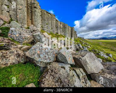 Fantastische Drohnenansicht der Basaltklippen von Gerduberg, Halbinsel Snæfellsnes, Island Stockfoto