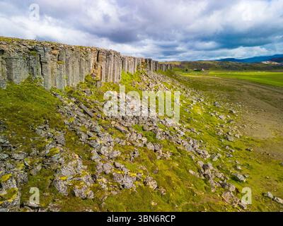 Fantastische Drohnenansicht der Basaltklippen von Gerduberg, Halbinsel Snæfellsnes, Island Stockfoto