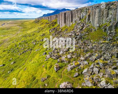 Fantastische Drohnenansicht der Basaltklippen von Gerduberg, Halbinsel Snæfellsnes, Island Stockfoto