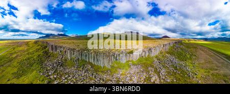 Fantastische Drohnenansicht der Basaltklippen von Gerduberg, Halbinsel Snæfellsnes, Island Stockfoto