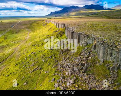 Fantastische Drohnenansicht der Basaltklippen von Gerduberg, Halbinsel Snæfellsnes, Island Stockfoto