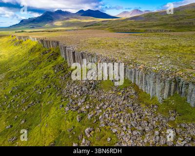 Fantastische Drohnenansicht der Basaltklippen von Gerduberg, Halbinsel Snæfellsnes, Island Stockfoto