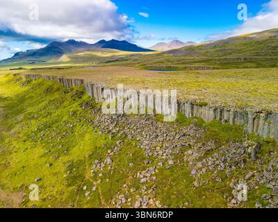 Fantastische Drohnenansicht der Basaltklippen von Gerduberg, Halbinsel Snæfellsnes, Island Stockfoto