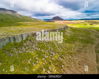 Fantastische Drohnenansicht der Basaltklippen von Gerduberg, Halbinsel Snæfellsnes, Island Stockfoto