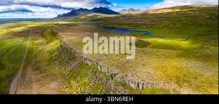 Fantastische Drohnenansicht der Basaltklippen von Gerduberg, Halbinsel Snæfellsnes, Island Stockfoto