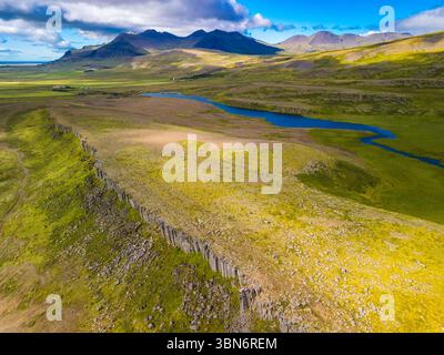 Fantastische Drohnenansicht der Basaltklippen von Gerduberg, Halbinsel Snæfellsnes, Island Stockfoto