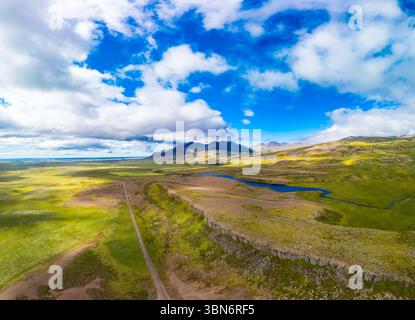 Fantastische Drohnenansicht der Basaltklippen von Gerduberg, Halbinsel Snæfellsnes, Island Stockfoto