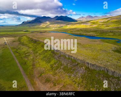 Fantastische Drohnenansicht der Basaltklippen von Gerduberg, Halbinsel Snæfellsnes, Island Stockfoto