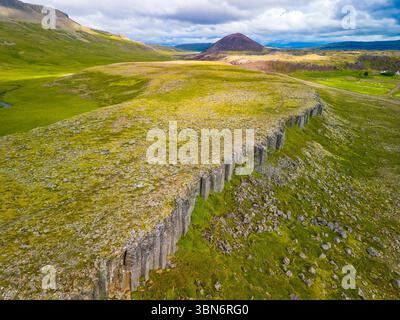 Fantastische Drohnenansicht der Basaltklippen von Gerduberg, Halbinsel Snæfellsnes, Island Stockfoto