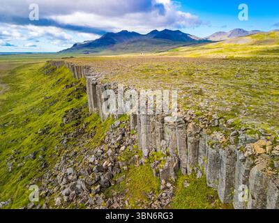 Fantastische Drohnenansicht der Basaltklippen von Gerduberg, Halbinsel Snæfellsnes, Island Stockfoto