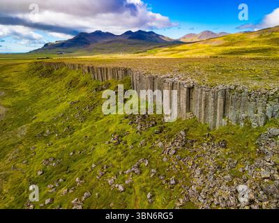 Fantastische Drohnenansicht der Basaltklippen von Gerduberg, Halbinsel Snæfellsnes, Island Stockfoto