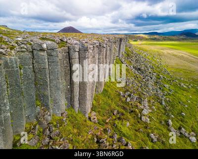 Fantastische Drohnenansicht der Basaltklippen von Gerduberg, Halbinsel Snæfellsnes, Island Stockfoto