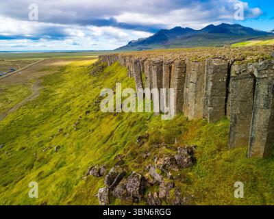 Fantastische Drohnenansicht der Basaltklippen von Gerduberg, Halbinsel Snæfellsnes, Island Stockfoto