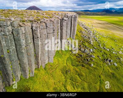 Fantastische Drohnenansicht der Basaltklippen von Gerduberg, Halbinsel Snæfellsnes, Island Stockfoto