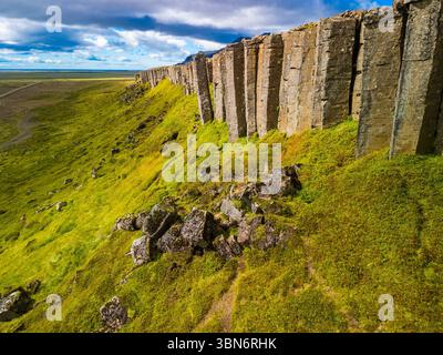 Fantastische Drohnenansicht der Basaltklippen von Gerduberg, Halbinsel Snæfellsnes, Island Stockfoto
