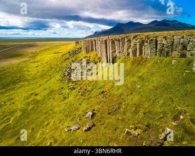 Fantastische Drohnenansicht der Basaltklippen von Gerduberg, Halbinsel Snæfellsnes, Island Stockfoto