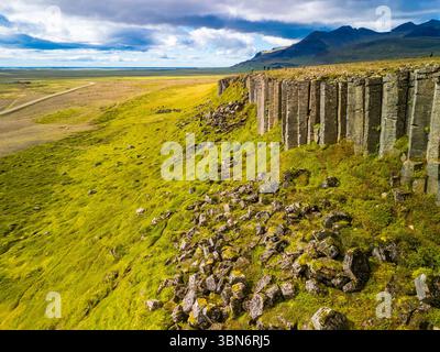 Fantastische Drohnenansicht der Basaltklippen von Gerduberg, Halbinsel Snæfellsnes, Island Stockfoto
