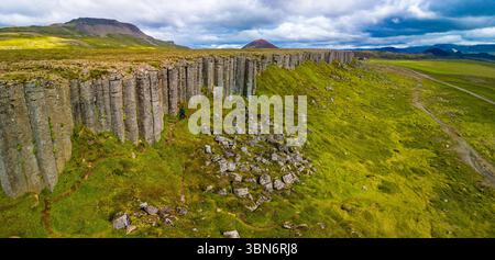 Fantastische Drohnenansicht der Basaltklippen von Gerduberg, Halbinsel Snæfellsnes, Island Stockfoto