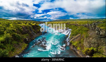 Drohnenansicht des Wasserfalls Barnafoss und Hraunfossars in Island Stockfoto