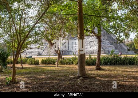 Der Tempel von Kukulcan, El Castillo, im Zentrum von Chichen Itza, Yucatan, Mexiko Stockfoto