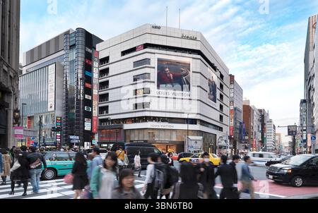 Louis Vuitton an der Kreuzung Shinjuku und Meiji dori in Shinjuku, Tokio, Japan Stockfoto