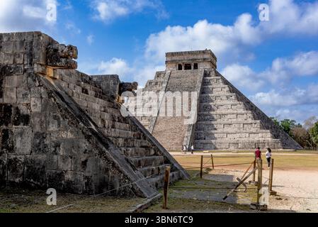 Der Tempel von Kukulcan, El Castillo, im Zentrum von Chichen Itza, Yucatan, Mexiko Stockfoto