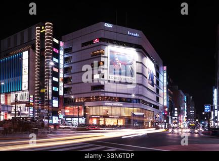 Louis Vuitton-Geschäft an der Kreuzung Shinjuku und Meiji dori in der Nacht in Shinjuku, Tokio, Japan Stockfoto