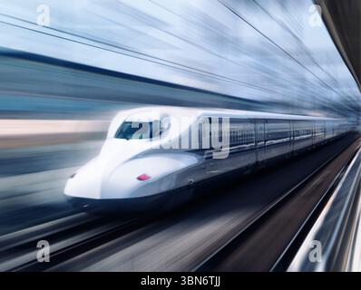 Shinkansen Bullet Hochgeschwindigkeitszug N700 Serie Nozomi vorbei eine Plattform aus Bewegung verwischt. Shizuoka, Japan Stockfoto