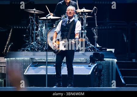 Mailand, Italien. 30. Juni 2025. Mailand, Bruce Springsteen tritt während der World Tour 2025 im San Siro Stadion auf. Auf dem Foto: Bruce Springsteen (Singer-Songwriter) Credit: Independent Photo Agency/Alamy Live News Stockfoto