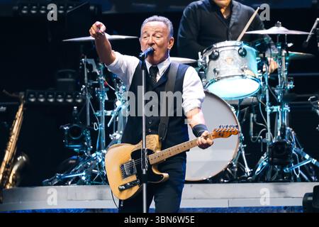 Mailand, Italien. 30. Juni 2025. Mailand, Bruce Springsteen tritt während der World Tour 2025 im San Siro Stadion auf. Auf dem Foto: Bruce Springsteen (Singer-Songwriter) Credit: Independent Photo Agency/Alamy Live News Stockfoto