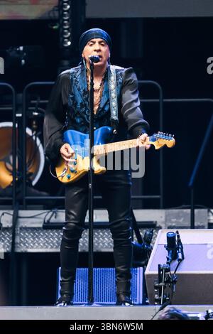 Mailand, Italien. 30. Juni 2025. Mailand, Bruce Springsteen tritt während der World Tour 2025 im San Siro Stadion auf. Auf dem Foto: Steven Van Zandt (Gitarrist) Credit: Independent Photo Agency/Alamy Live News Stockfoto